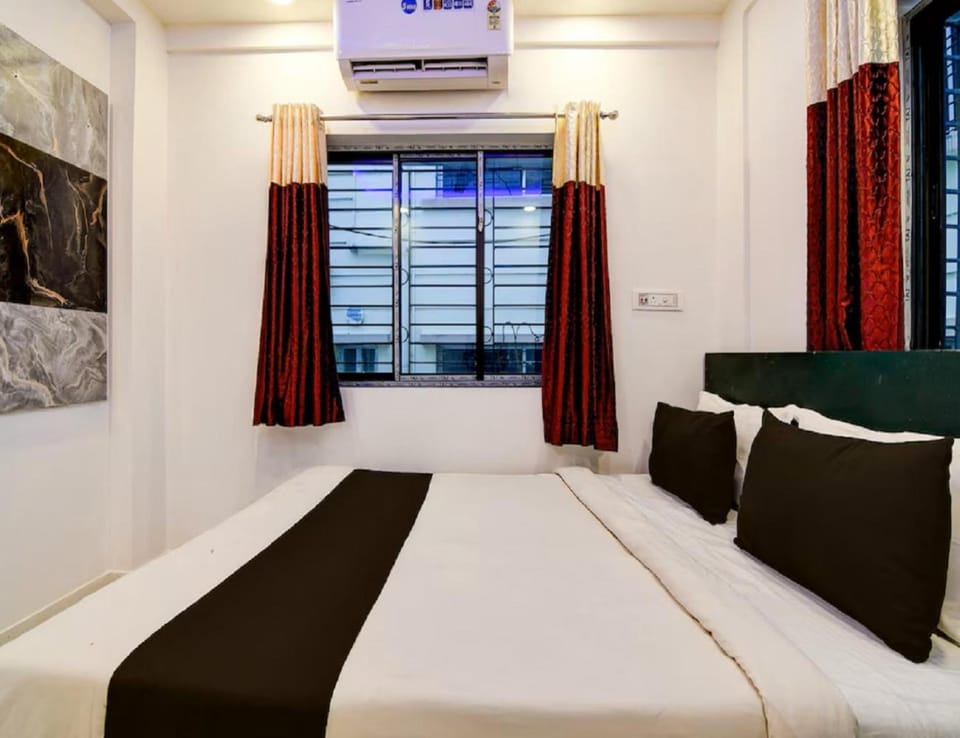 Photo of the whole room, Bedroom, air conditioner