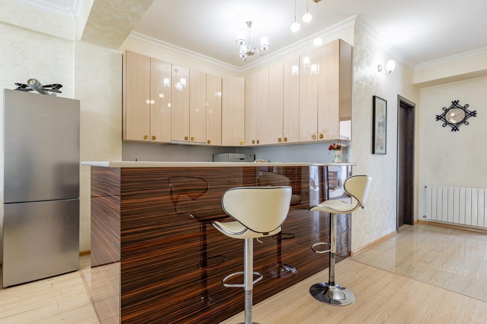 Kitchen or kitchenette, Dining area, minibar, oven, stove