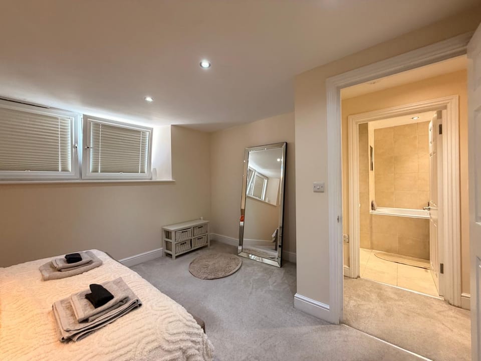 2 Double BedroomHopton Road Apartment in London