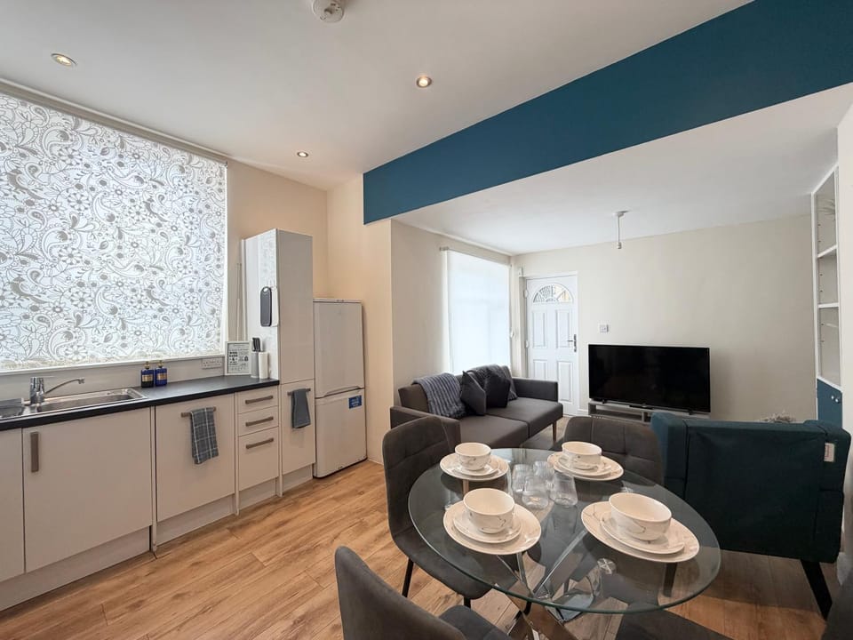 2 Double BedroomHopton Road Apartment in London