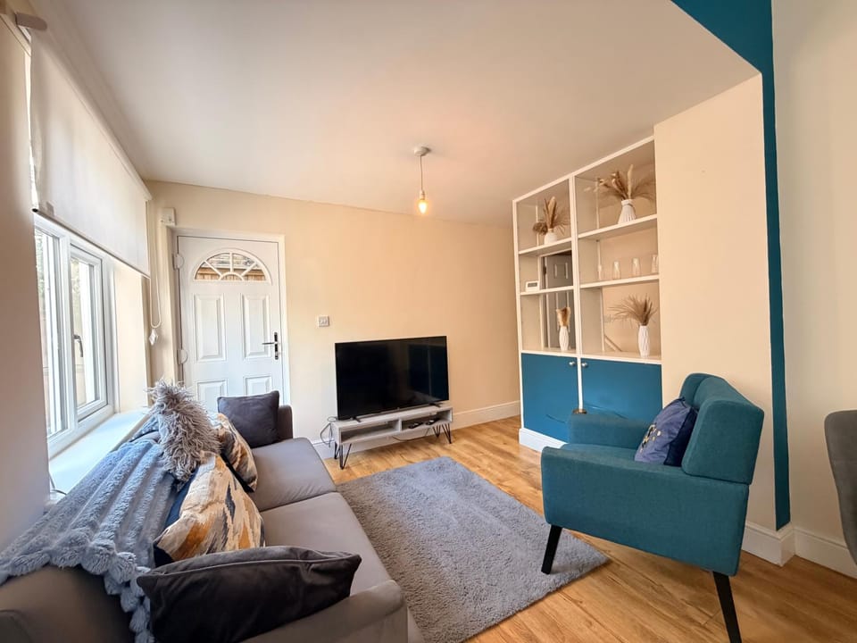 2 Double BedroomHopton Road Apartment in London