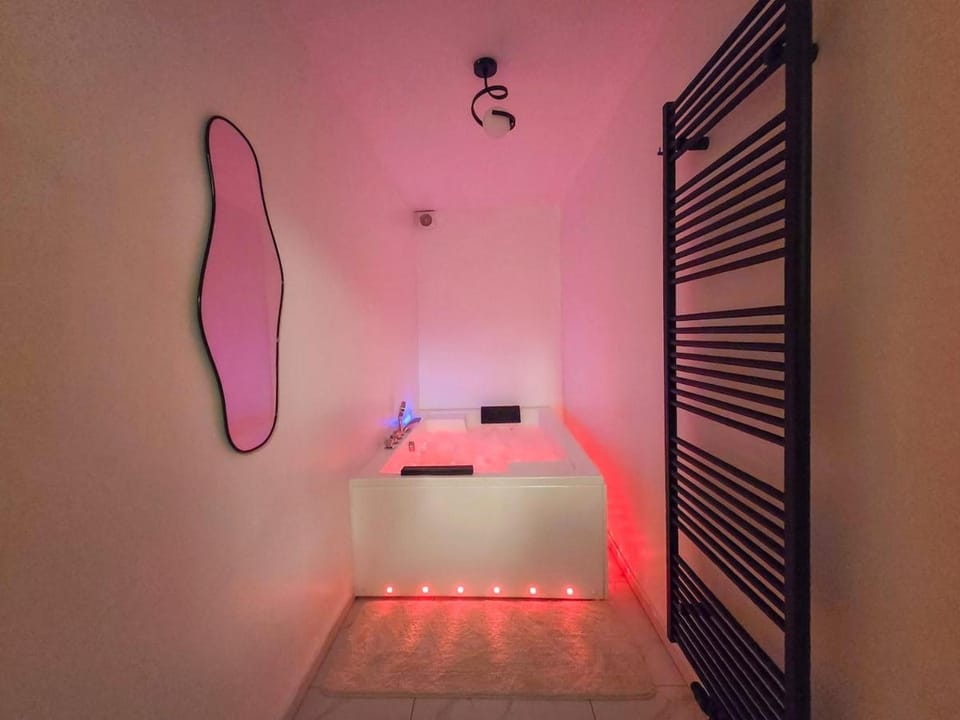 Suite Design Balnéo - Lit King size - Garage privé Apartment in Belgium