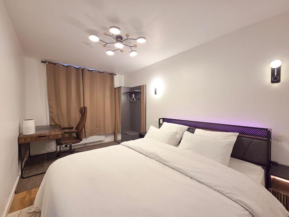 Bed, Seating area, Bedroom