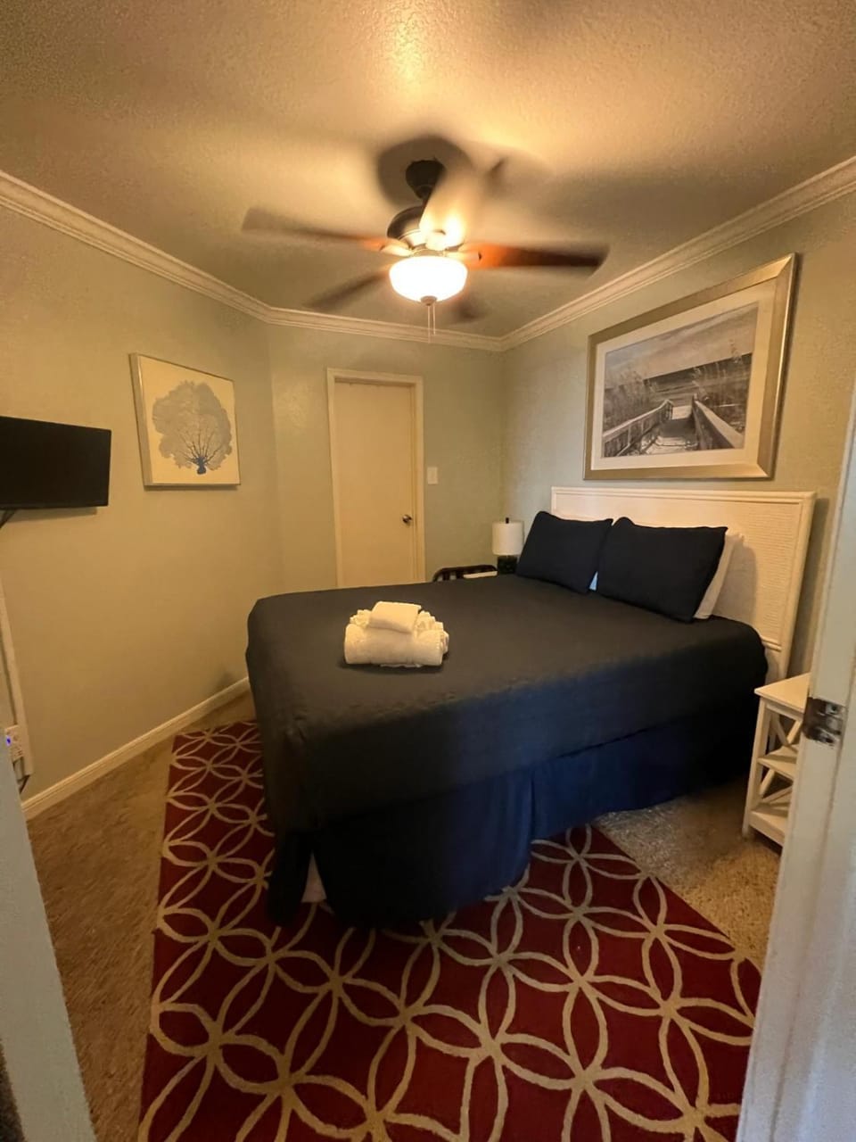 Bed, TV and multimedia, Bedroom