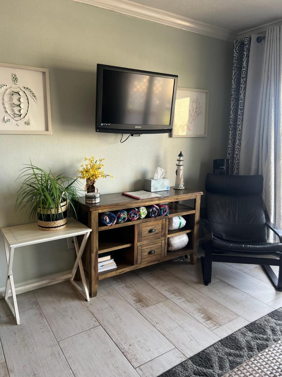 TV and multimedia, Living room, Decorative detail, Seating area