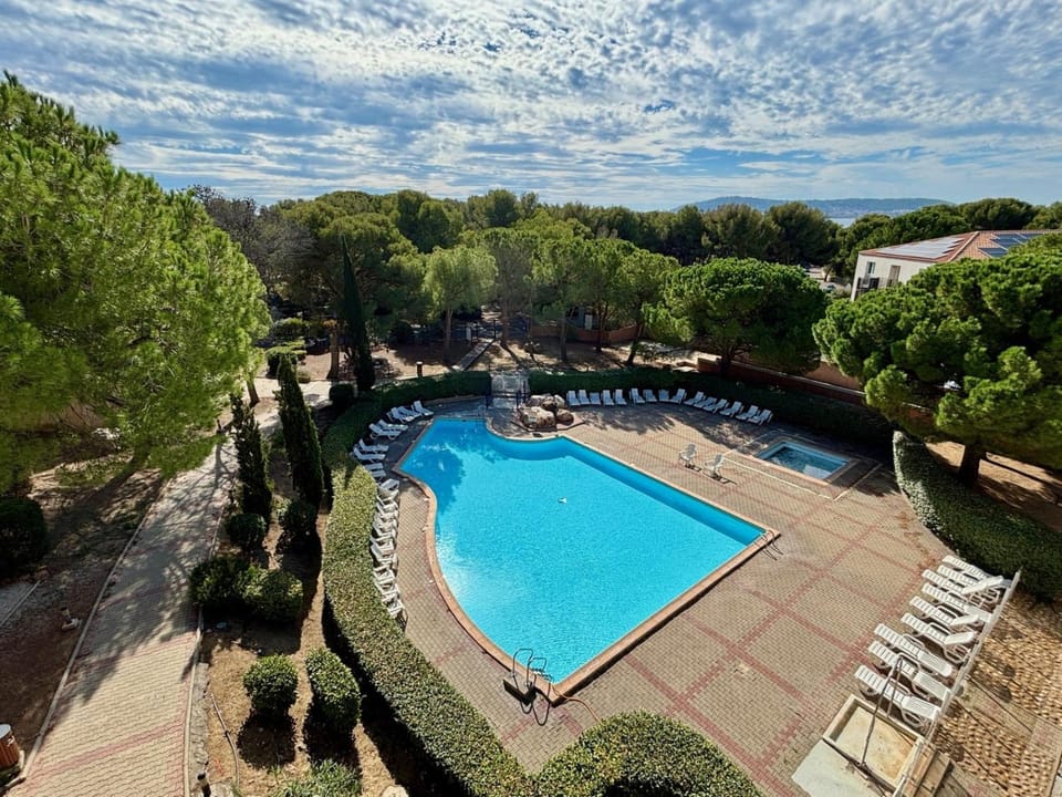 Le Lodge des Pins, terrasse & piscine en pinède House in Balaruc-les-Bains