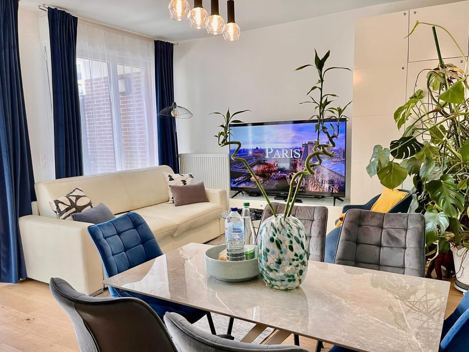 Communal lounge/ TV room, TV and multimedia, Living room, Lounge or bar, Seating area, Family, Family