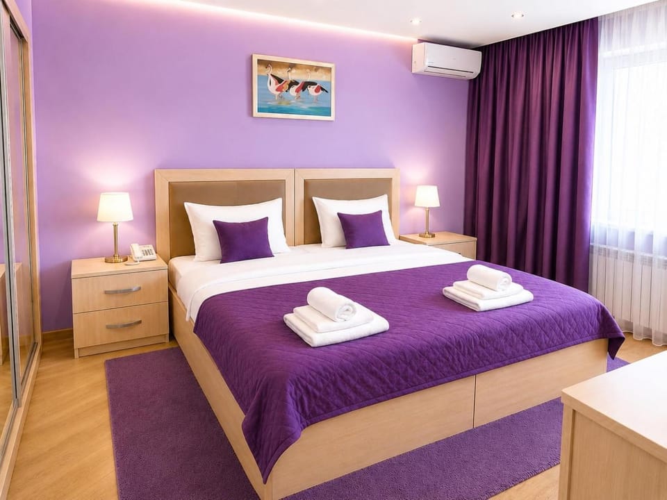 Bed, Photo of the whole room, towels, air conditioner