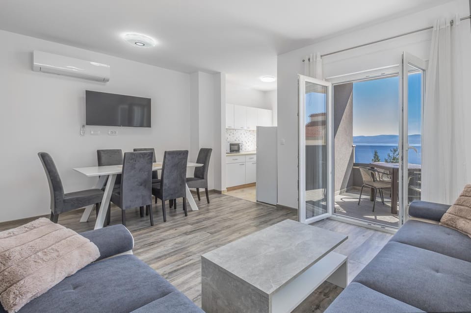TV and multimedia, Living room, Dining area, air conditioner