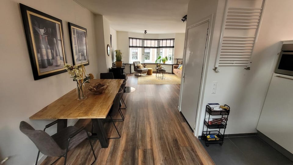 TV and multimedia, Kitchen or kitchenette, Living room, Seating area, Dining area