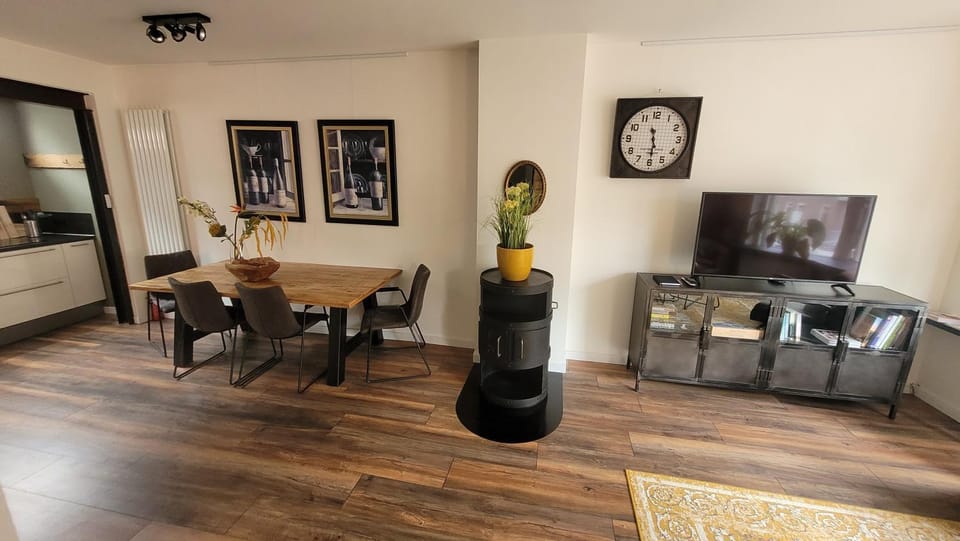 TV and multimedia, Living room, Seating area, Dining area