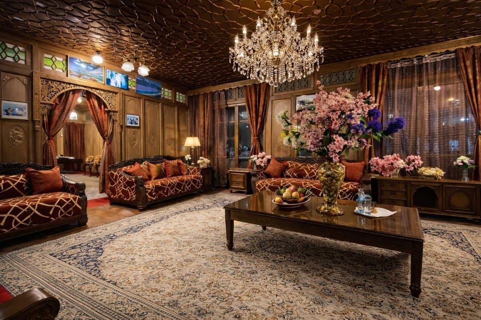 Restaurant/places to eat, Living room, Seating area, Breakfast