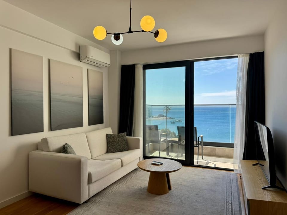 Communal lounge/ TV room, Bed, Natural landscape, TV and multimedia, Living room, Photo of the whole room, Seating area, Evening entertainment, Bedroom, Sea view
