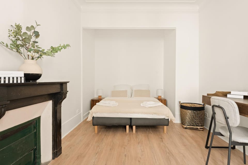 Photo of the whole room, Seating area