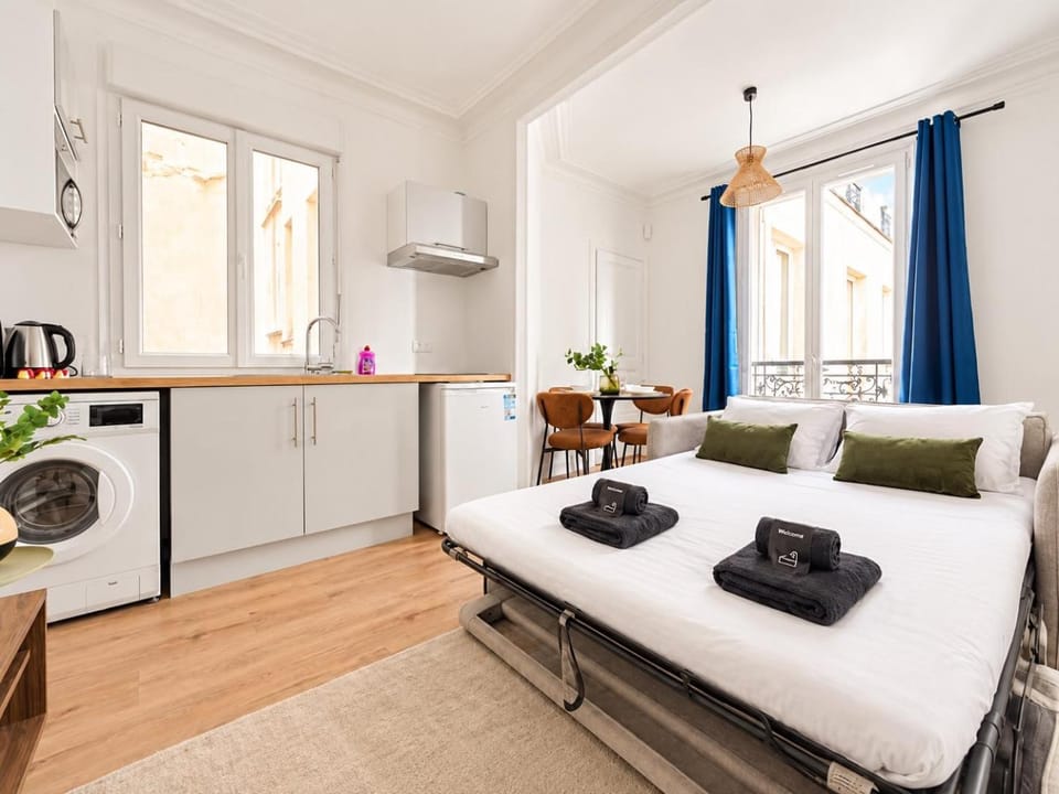 Bed, Kitchen or kitchenette, Living room, Dining area