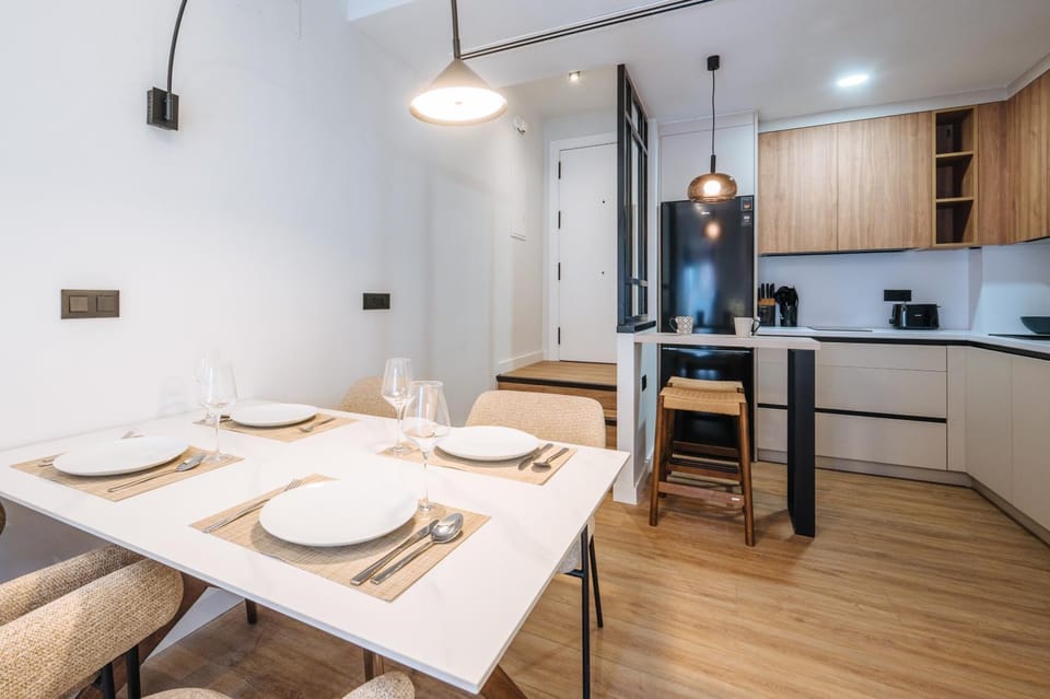 Kitchen or kitchenette, Dining area