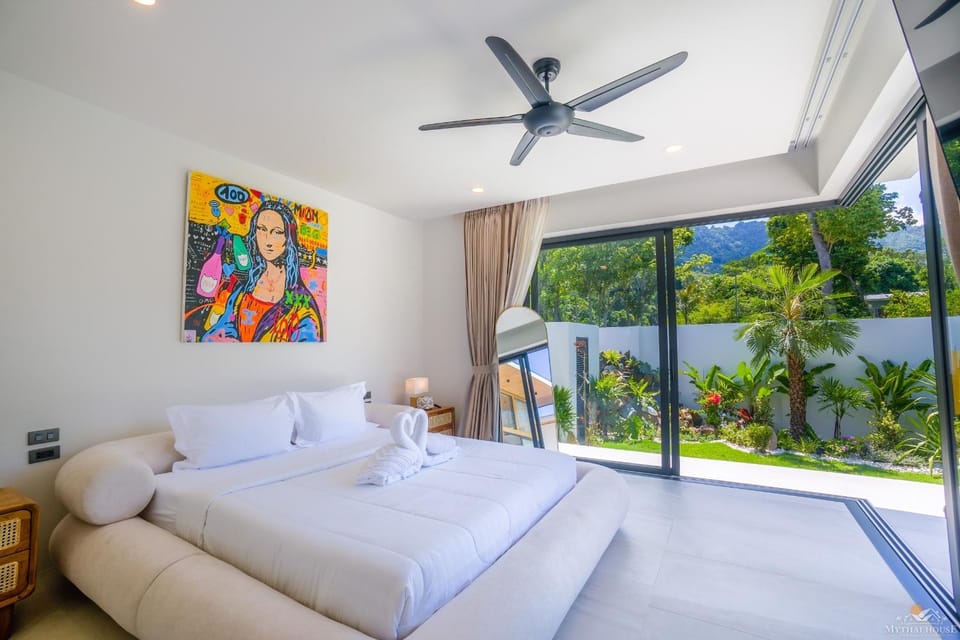 Bed, Natural landscape, Photo of the whole room, Bedroom