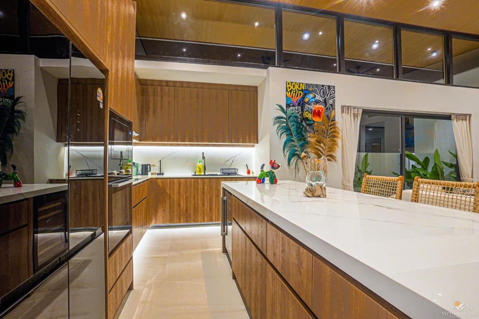 Kitchen or kitchenette, dishwasher, stove