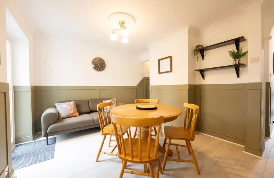 Charming Two-Bedroom House in Woolston House in Southampton
