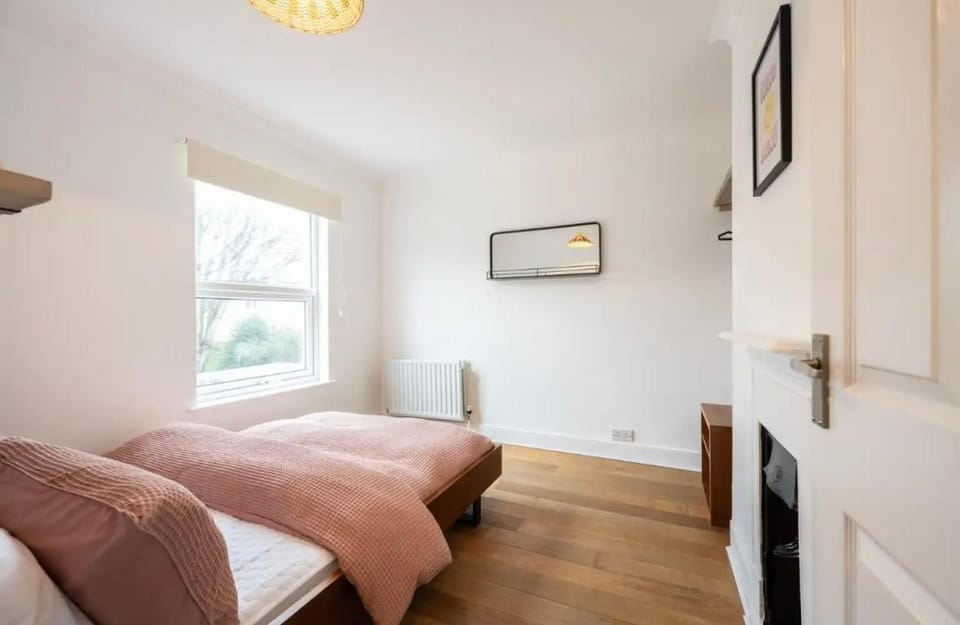 Charming Two-Bedroom House in Woolston House in Southampton