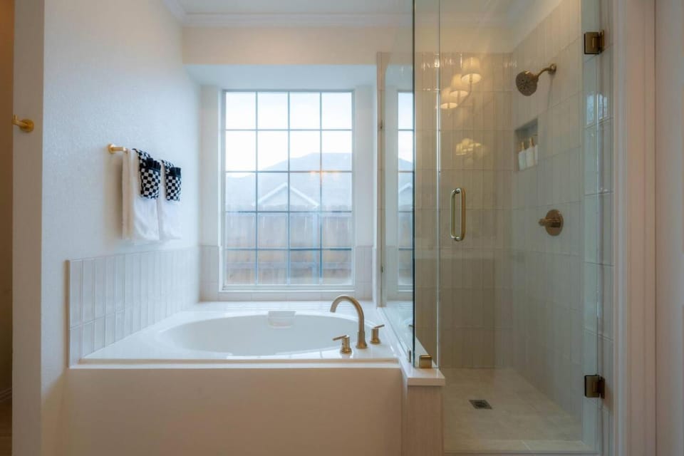 Lone Star Escape: Pool & Spa, Putting Green, Games House in Allen