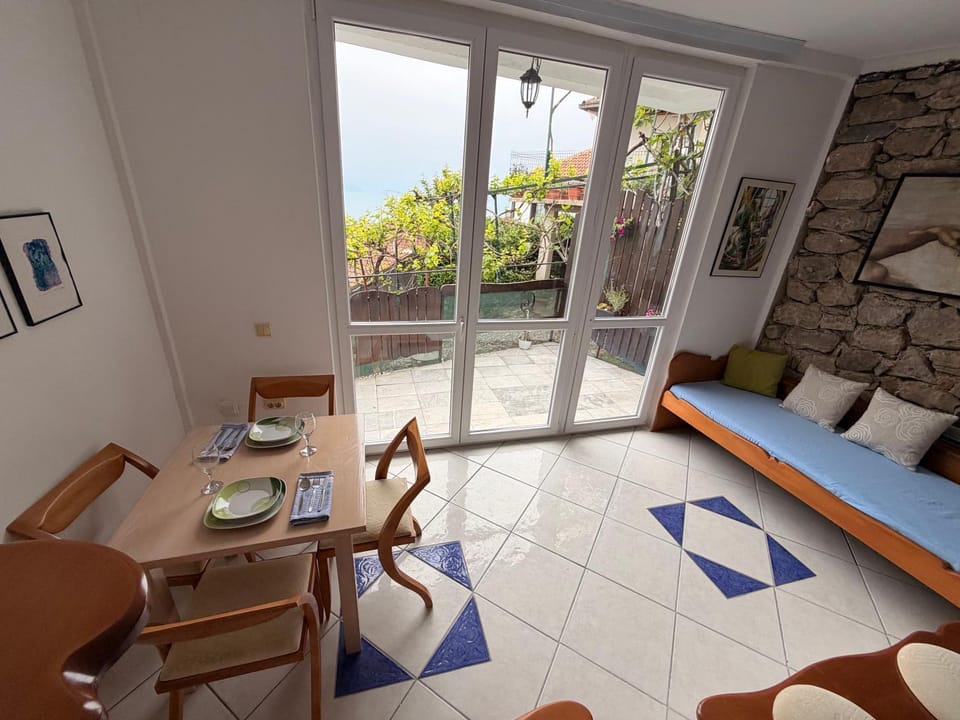 Bed, Dining area, Garden view