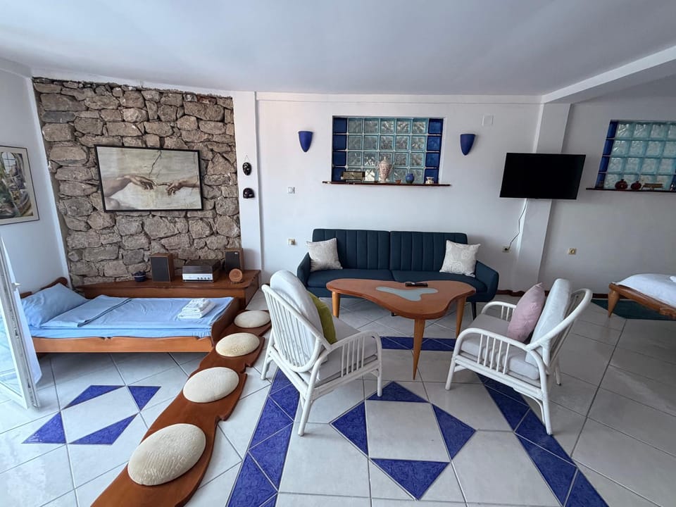 Bed, Seating area