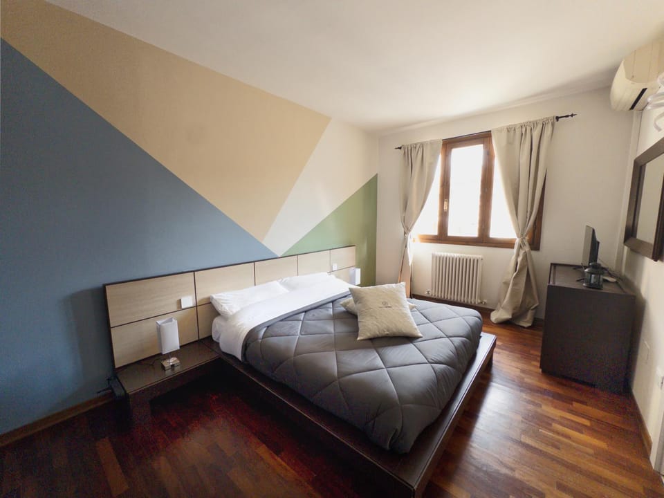 Bed, TV and multimedia, Photo of the whole room, Bedroom