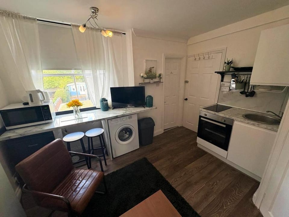 F5 Spencer 1 Bed Flat, Walk to Shops Trains Apartment in Coventry