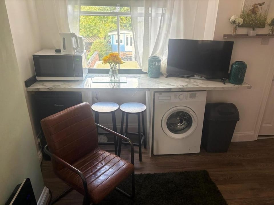 F5 Spencer 1 Bed Flat, Walk to Shops Trains Apartment in Coventry