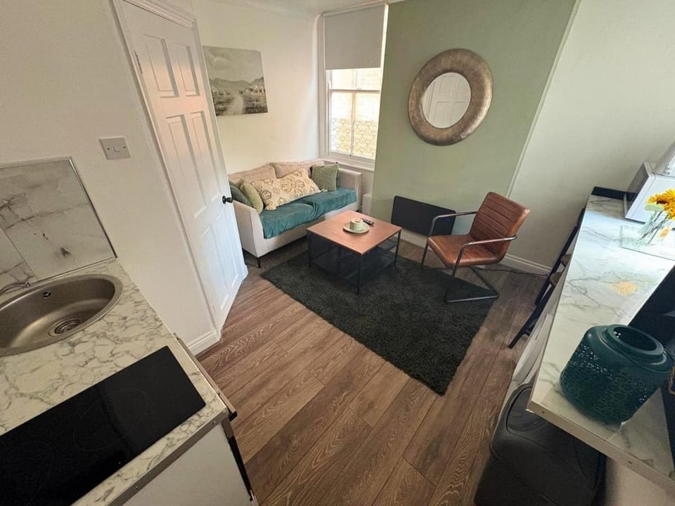 F5 Spencer 1 Bed Flat, Walk to Shops Trains Apartment in Coventry