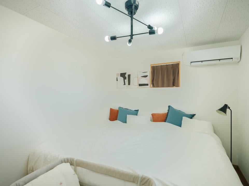 Bed, Photo of the whole room, Bedroom, air conditioner