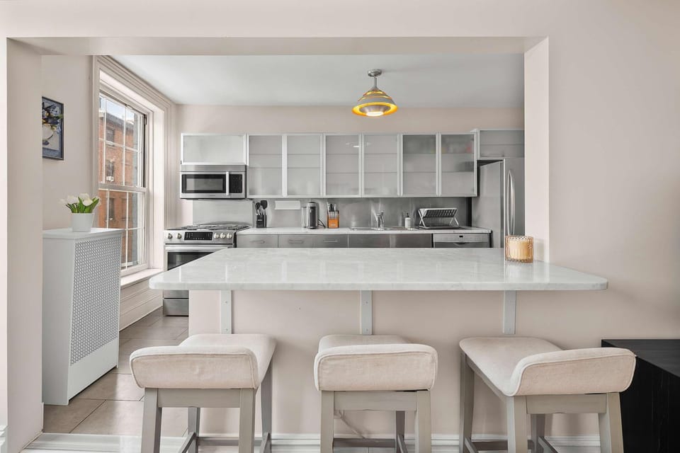 Kitchen or kitchenette, microwave, minibar, oven, stove