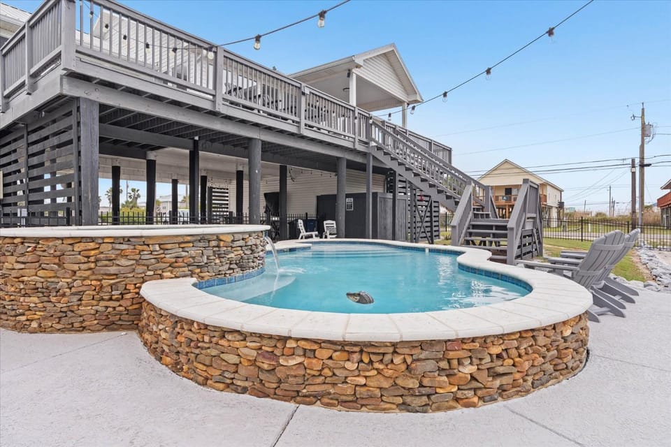 Property building, Day, Balcony/Terrace, Seating area, Swimming pool