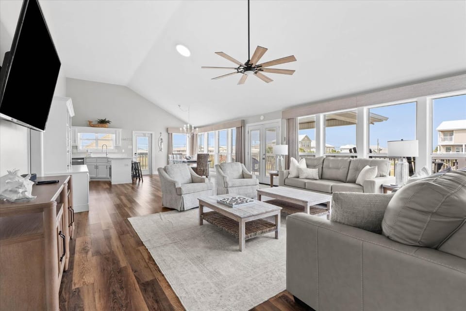 Day, TV and multimedia, Living room, Seating area, furniture