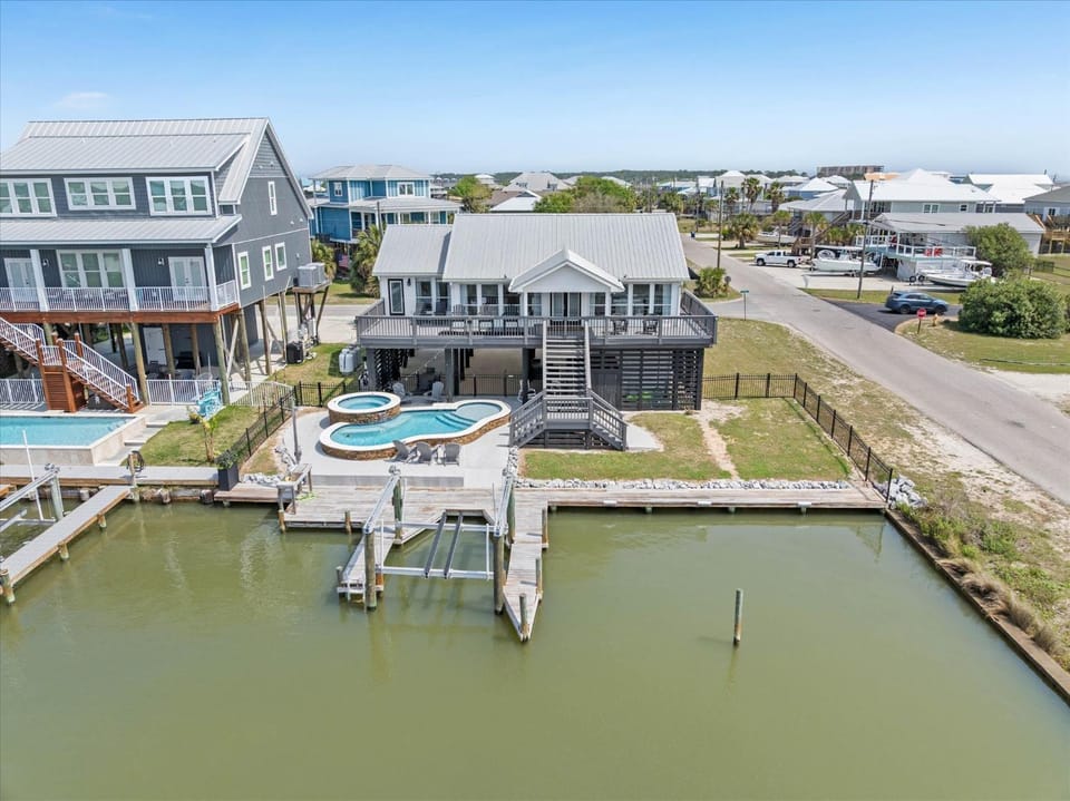 Property building, Day, Neighbourhood, Bird's eye view, Hot Tub, Swimming pool