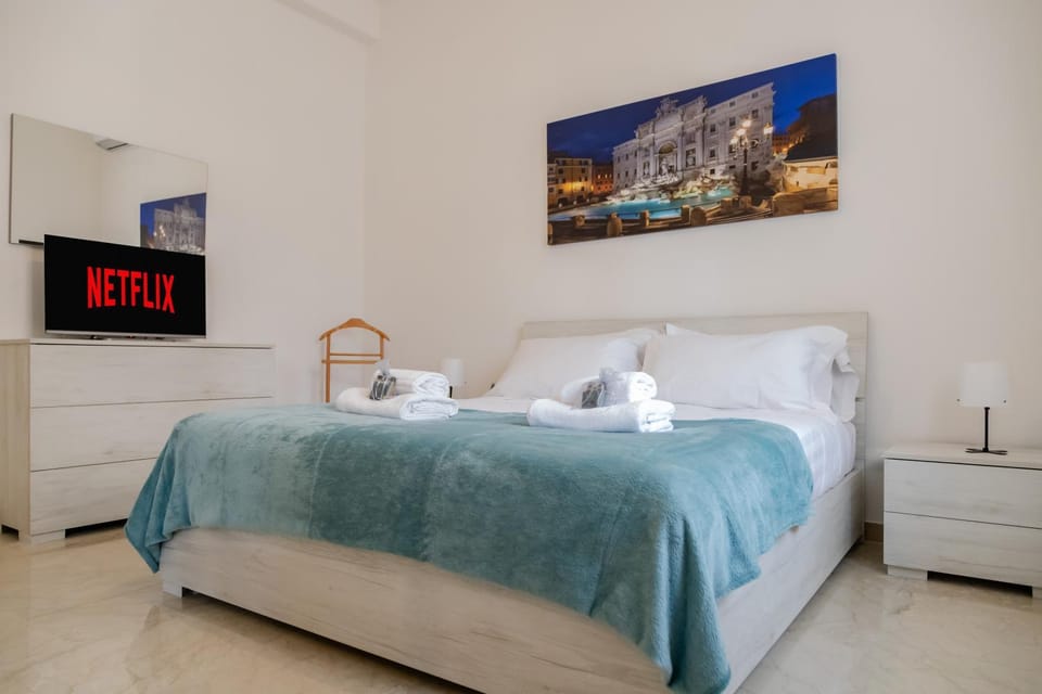 Bed, TV and multimedia, Photo of the whole room, Bedroom, towels