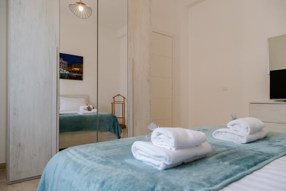 Bed, Bedroom, towels, wardrobe