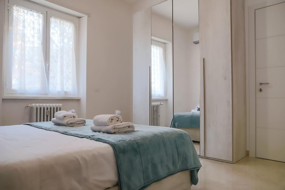 Bed, Bedroom, heating, towels, wardrobe