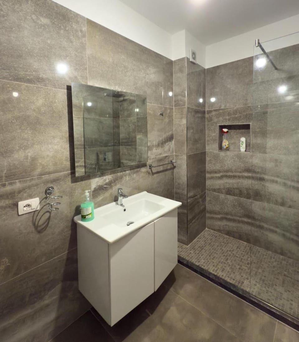 Shower, Bathroom, towels