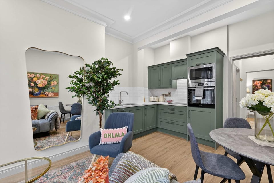 Kitchen or kitchenette, Living room, Seating area, Dining area, oven, toaster