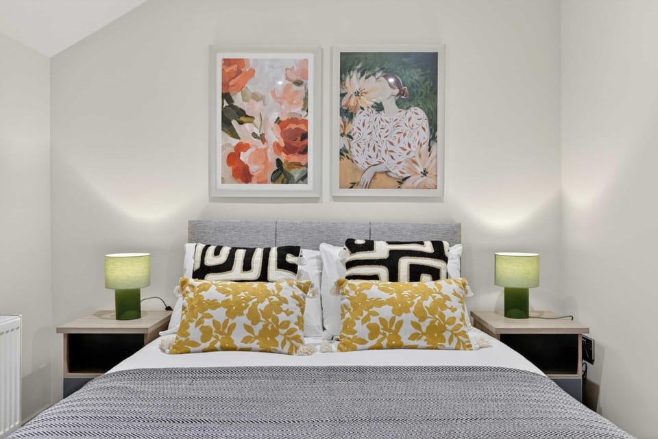 Bed, Photo of the whole room, Decorative detail, Bedroom