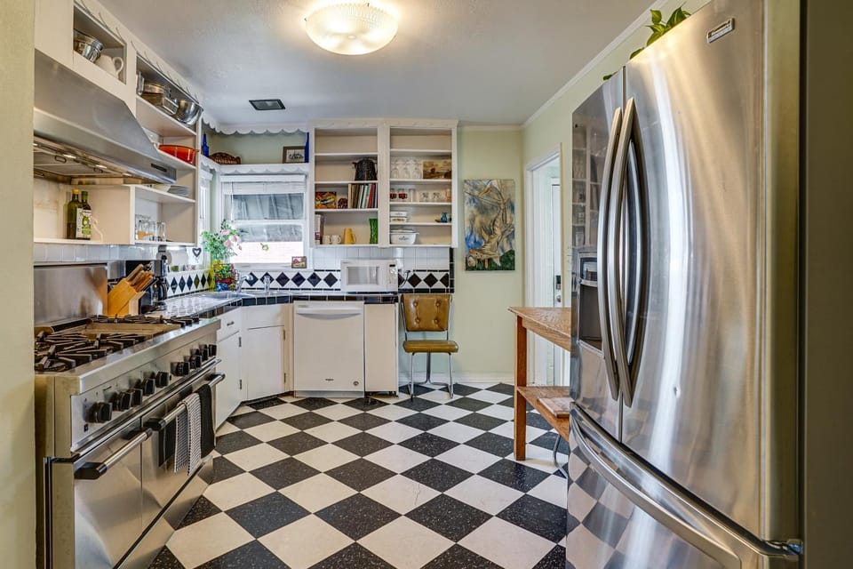 Work & Play in Fort Worth! Retro Home 5 Mi to TCU House in Fort Worth