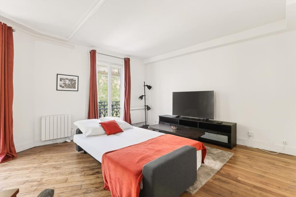 Bed, Living room