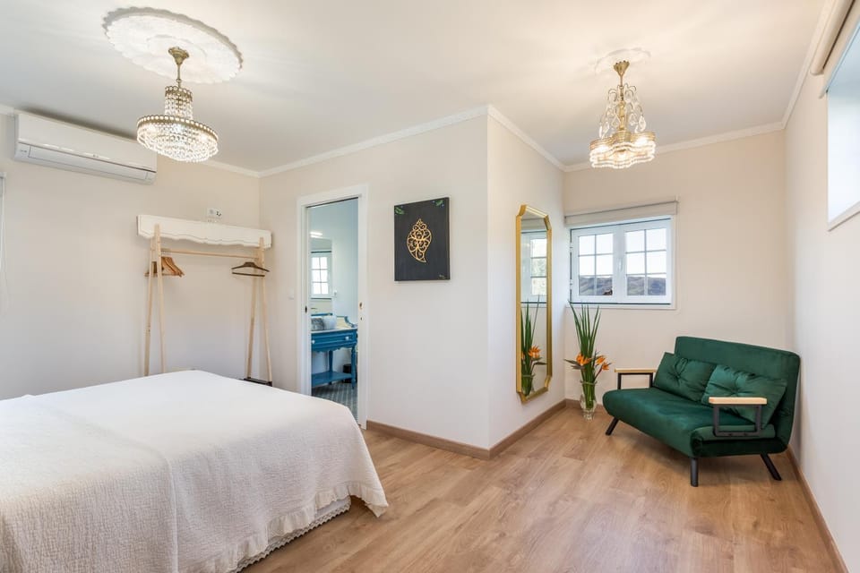Bed, Photo of the whole room, Bedroom, air conditioner
