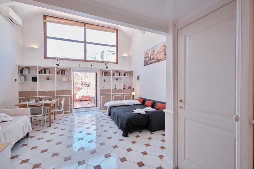 Bed, Living room, Photo of the whole room, Seating area