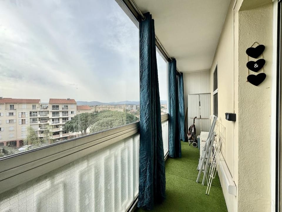 Studio moderne avec loggia, vue dégagée Apartment in Fréjus