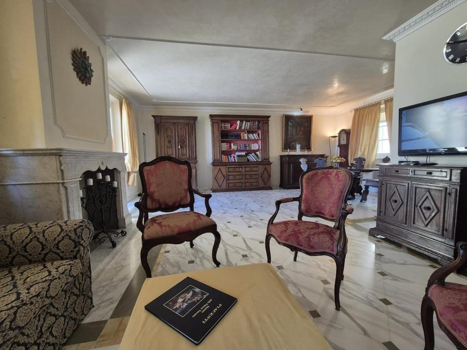 TV and multimedia, Living room, Seating area