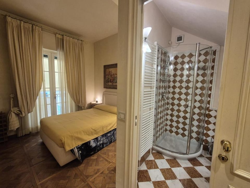 Shower, Bed, Bathroom, Photo of the whole room, Bedroom, towels