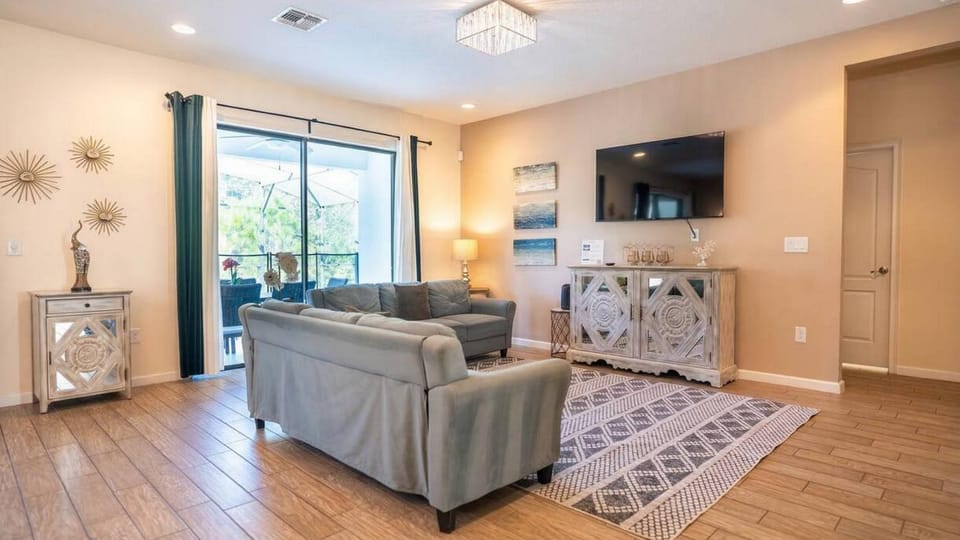 Communal lounge/ TV room, Living room, Seating area